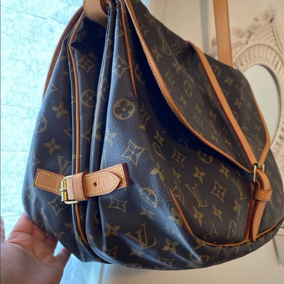 ❌SOLD❌Authentic Louis Vuitton Samur 35 - Picture 3 of 9